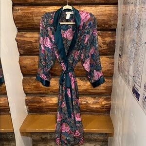 😍Beautiful L Vintage Gold Label Victoria's Secret Floral Robe with Dark Accents